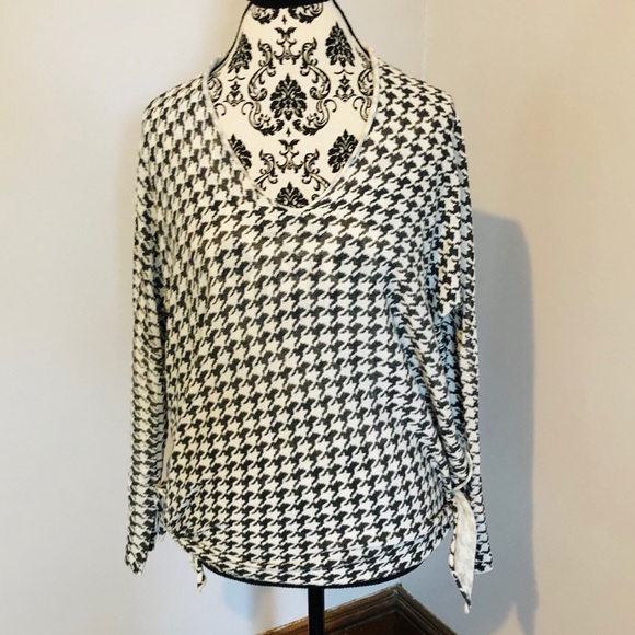 Modern Designer Checkered Knot Tie Sweater. Medium - Picture 7 of 8